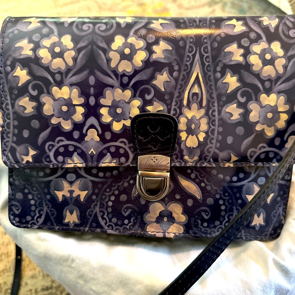 Patricia Nash Laurentina crossbody; navy print leather